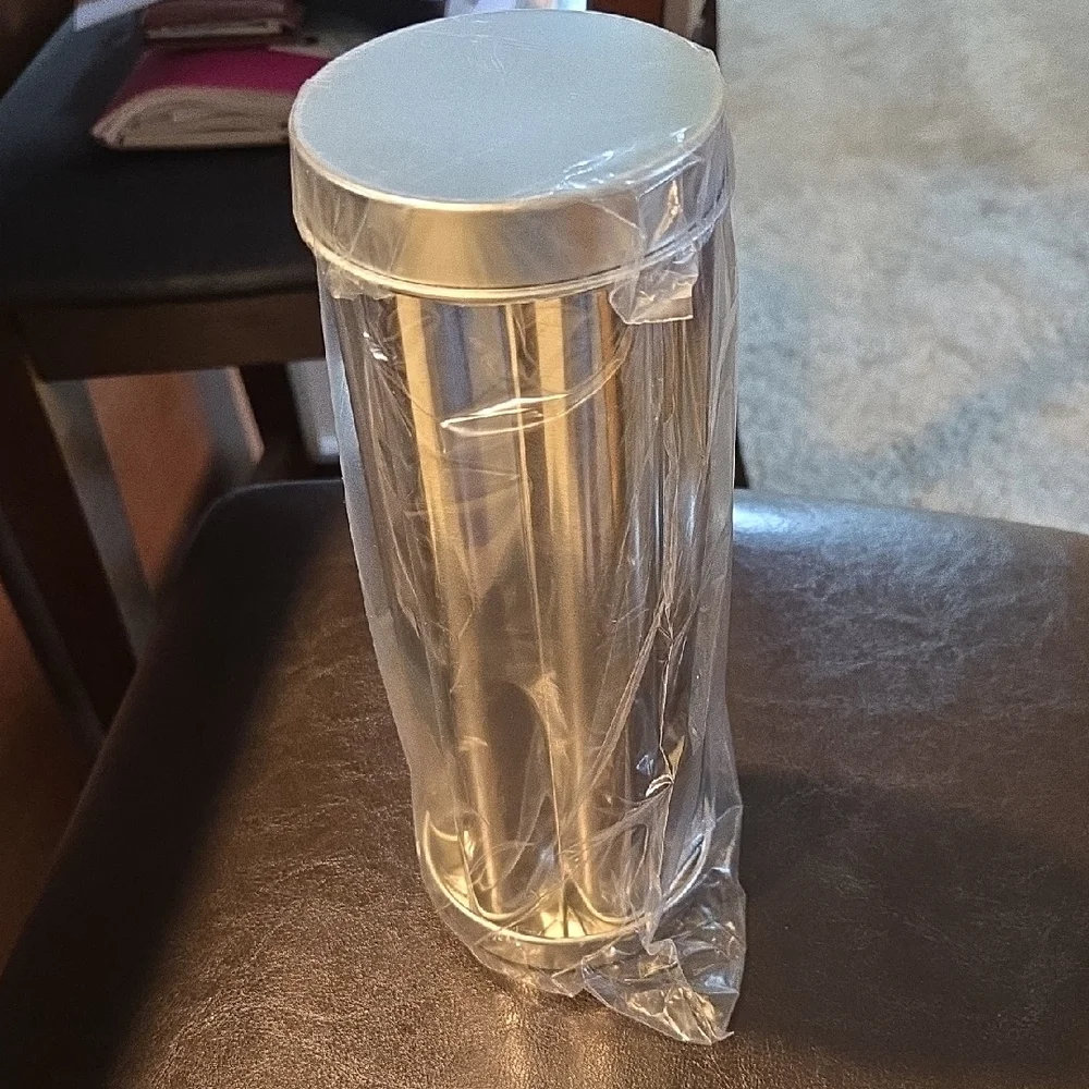 The Pampered Chef Flower Bread Tube in White